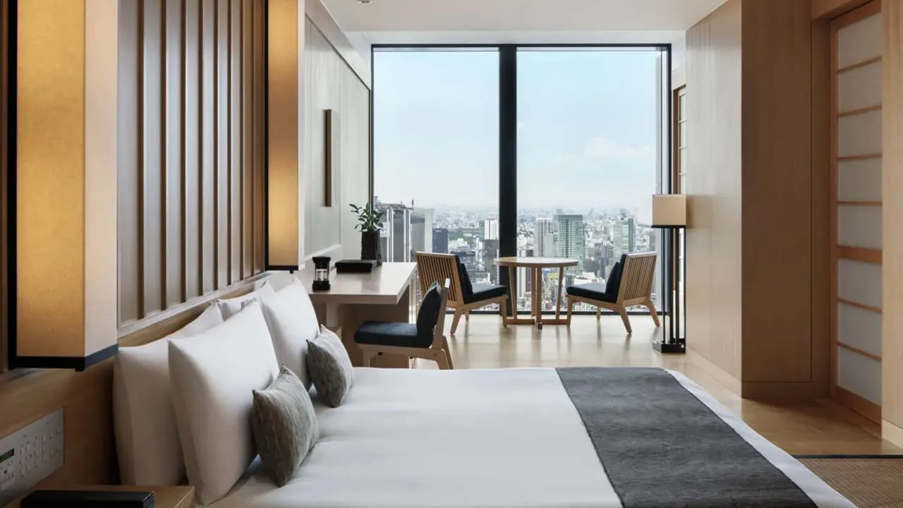 朝日で目覚めるとそこは天空。東京の絶景が広がるアマン東京のベッドルームで、夢のようなおこもりステイ。