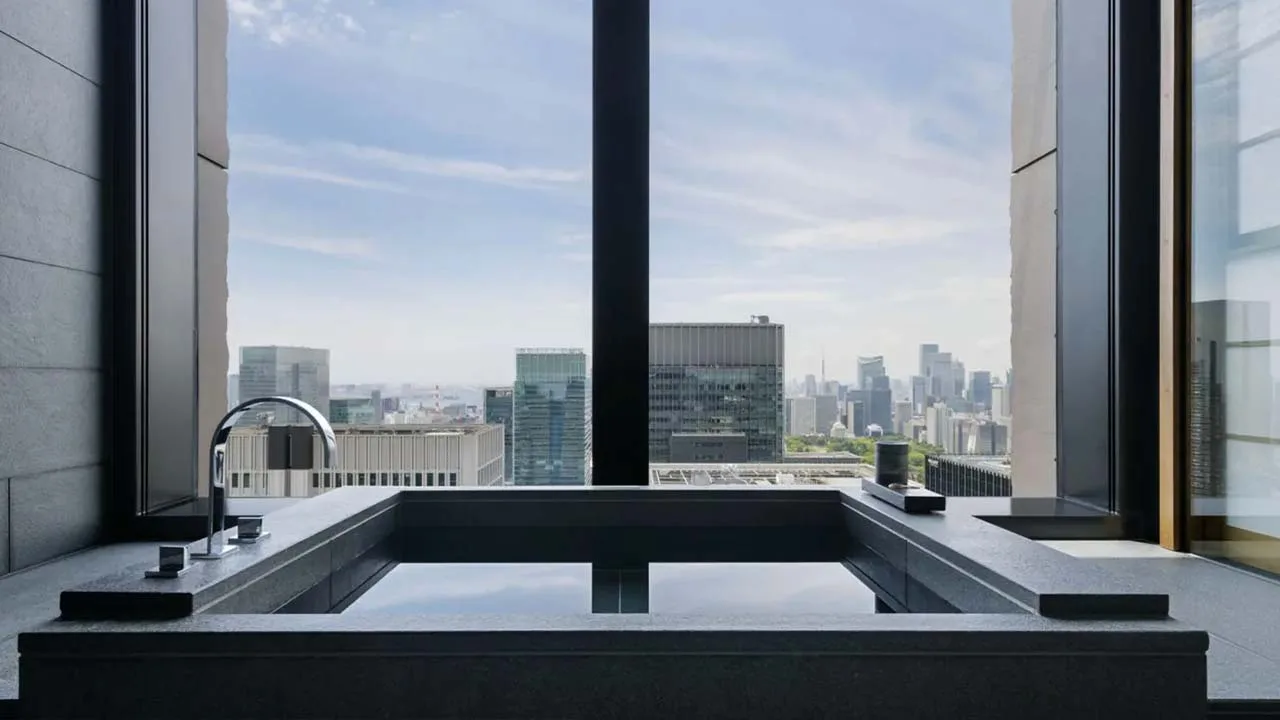 遮るもののない大都会のパノラマを独り占め。アマン東京のプライベートな石造りのお風呂で、身も心もとろける至福のバスタイム。