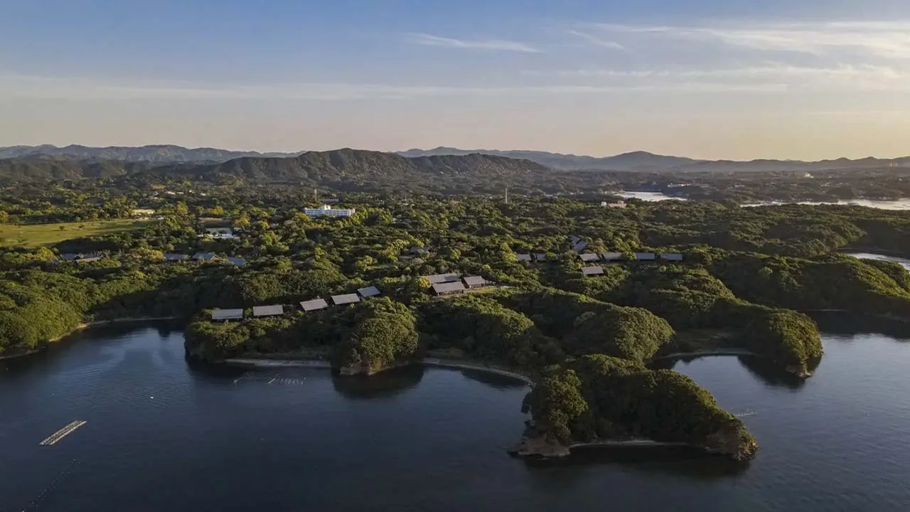 英虞湾の美しい大自然に抱かれたアマネム伊勢志摩の全景。日常の喧騒から離れ、森と海に癒やされるご褒美トリップへ。