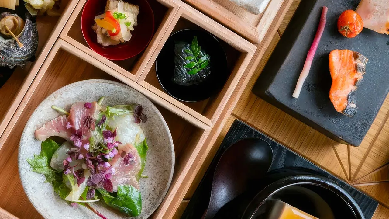 宝石箱のように美しい、アマネム伊勢志摩の彩り豊かなお食事。伊勢志摩の旬の味覚を少しずつ堪能する、心ときめく美食体験。