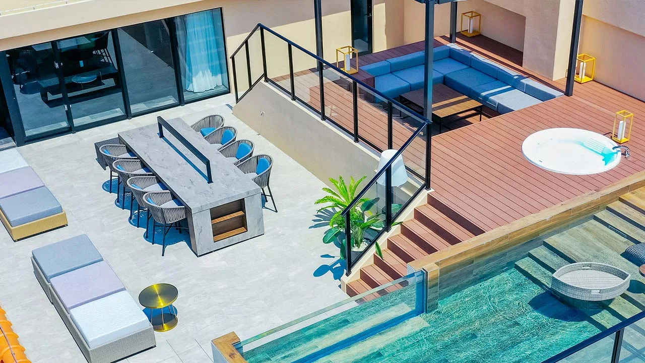 AQUASENSE Hotel & Resortの客室テラス。ジャグジーや広々としたソファ、ダイニングを備えた海風を感じるプライベート空間