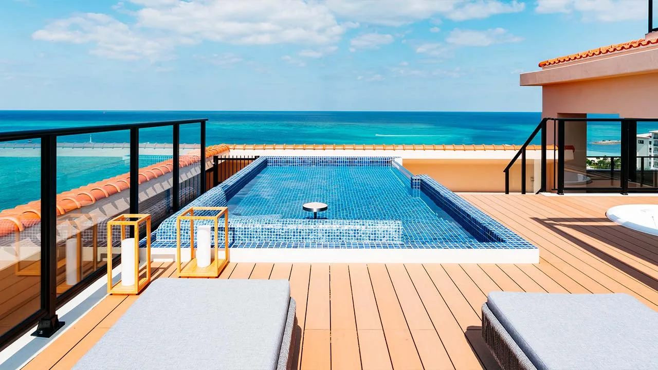 AQUASENSE Hotel & Resortのインフィニティプール。青い海と空に溶け込むような開放的なリゾート体験