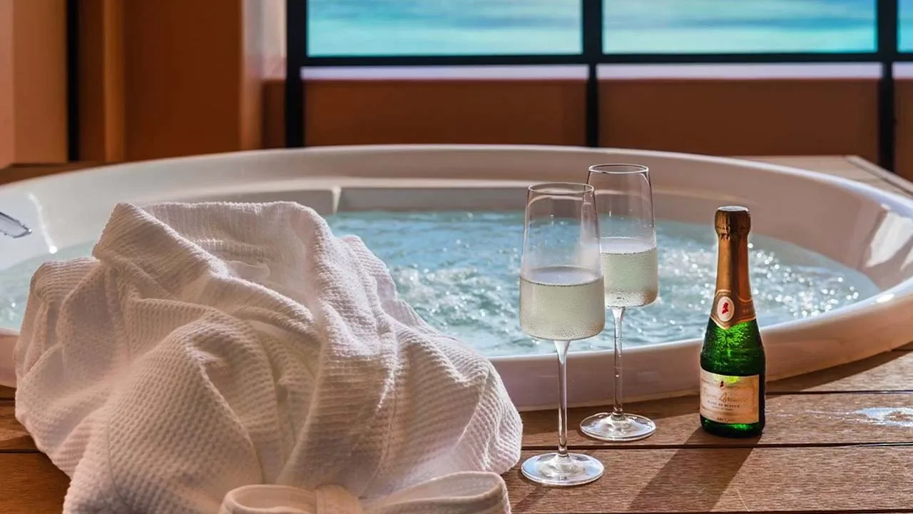 AQUASENSE Hotel & Resortの客室ジャグジー。冷えたシャンパンと共に過ごす、海を望む至福のバスタイム