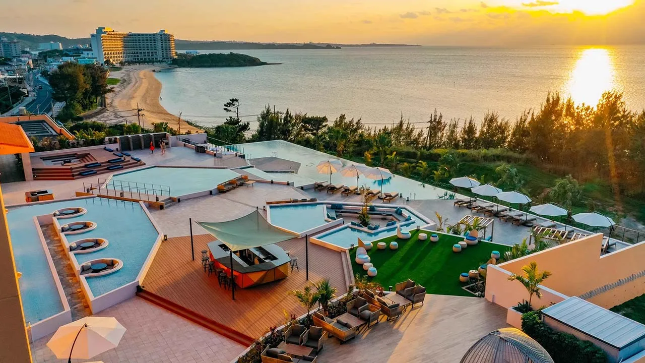 AQUASENSE Hotel & Resortの夕景に染まる屋外プール。海に沈む夕日を眺めながら心解き放たれるひととき