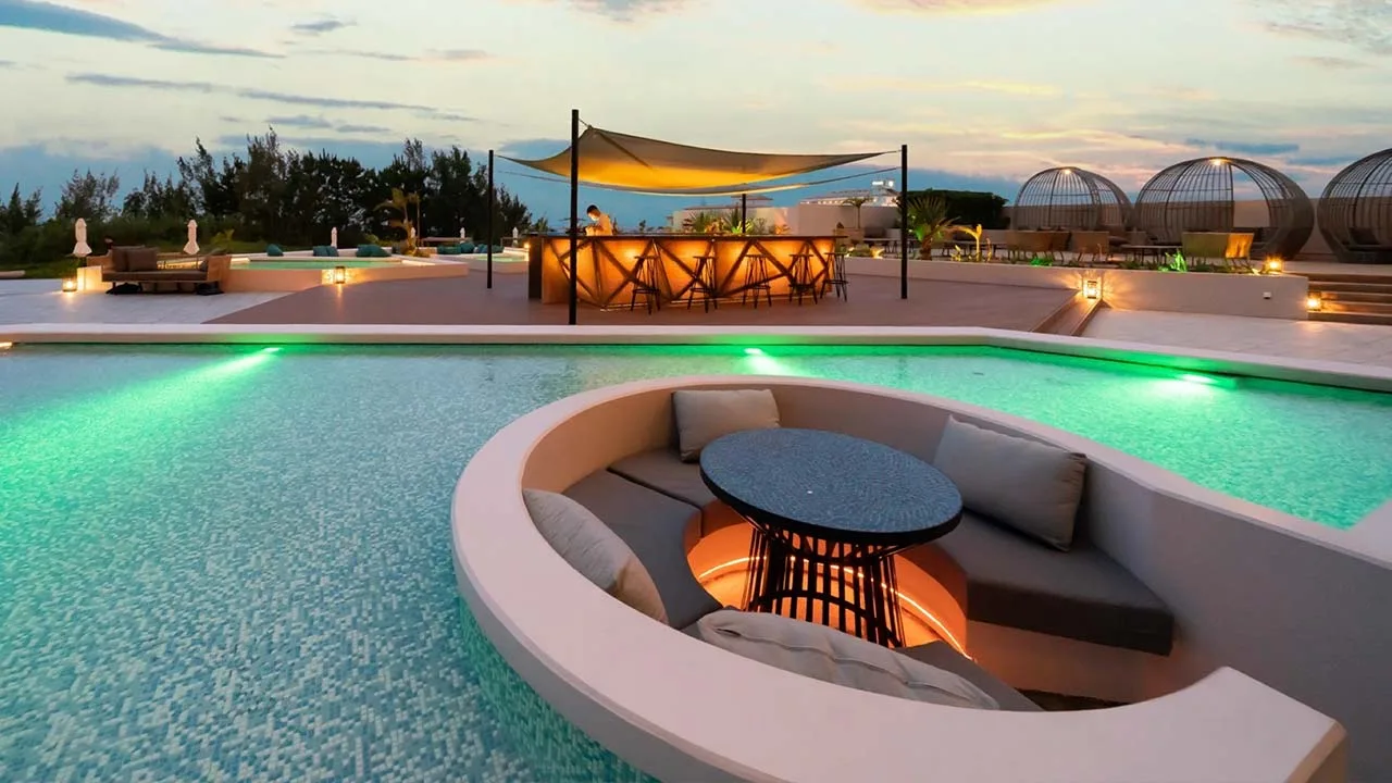 AQUASENSE Hotel & Resortのプール内に浮かぶ円形ラウンジ。水面に囲まれた幻想的な特等席