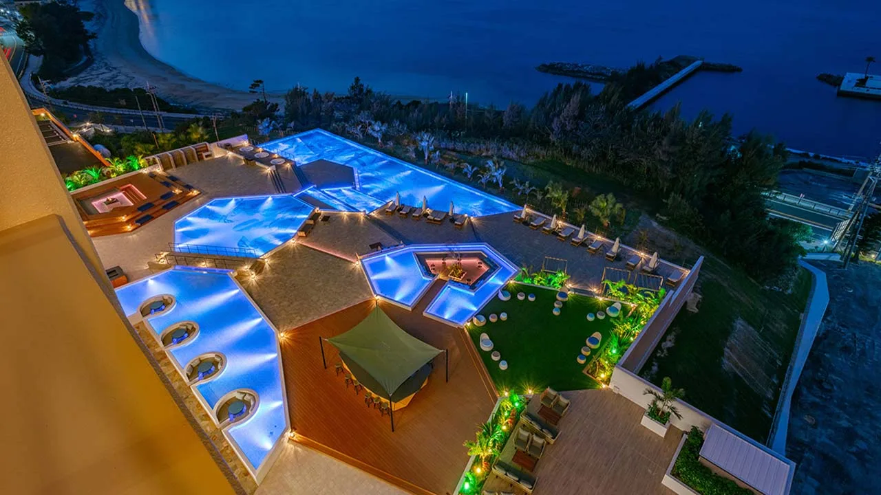 AQUASENSE Hotel & Resortの夜の屋外プール。ブルーにライトアップされた水面が輝くドラマチックな夜景