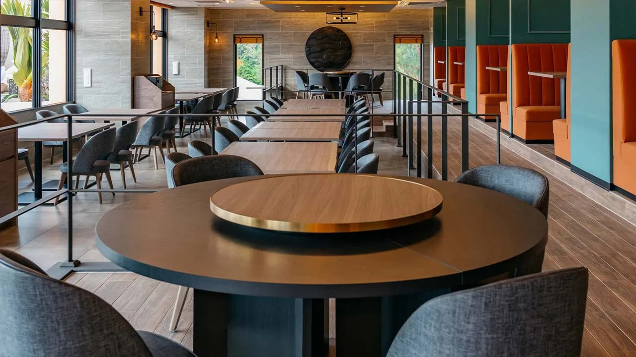 AQUASENSE Hotel & Resortのレストラン内観。落ち着いたトーンで統一された、ゆったりと食事が楽しめるモダンな空間