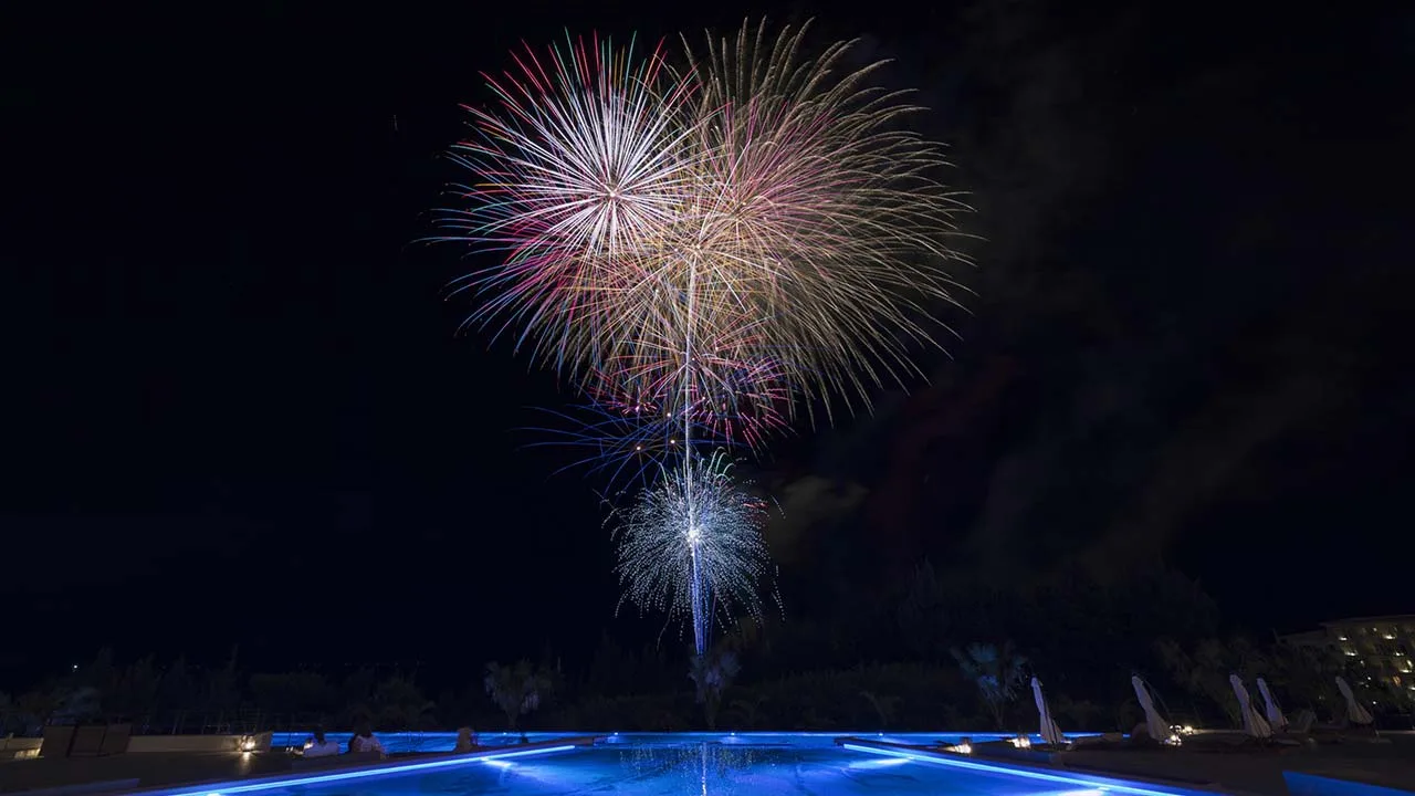 AQUASENSE Hotel & Resortのナイトプールから見上げる打ち上げ花火。リゾートの夜を彩る特別なサプライズ