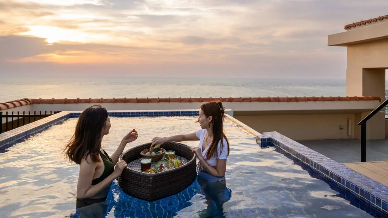 AQUASENSE Hotel & Resortの客室プライベートプール。夕暮れの海を背景にフローティングメニューを楽しむ贅沢なリゾートステイ