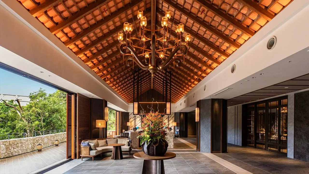 BLISSTIA SUITES & RESORT 沖縄恩納村の恩納村の風が吹き抜けるロビー