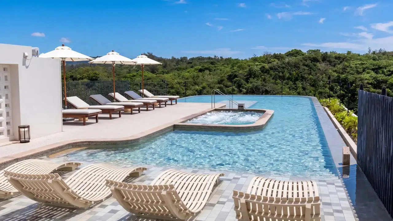 BLISSTIA SUITES & RESORT 沖縄恩納村のインフィニティープール