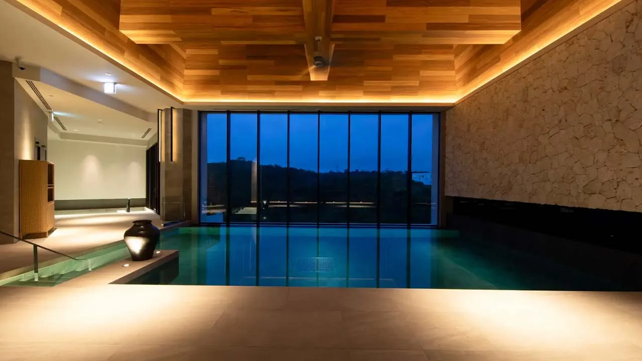 BLISSTIA SUITES & RESORT 沖縄恩納村の癒しのインドアプール
