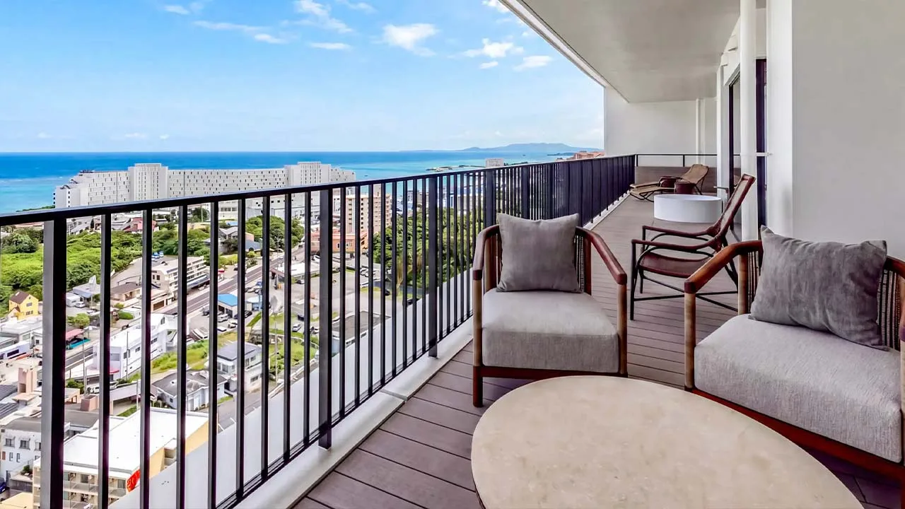 BLISSTIA SUITES & RESORT 沖縄恩納村のテラスから見える恩納村の海
