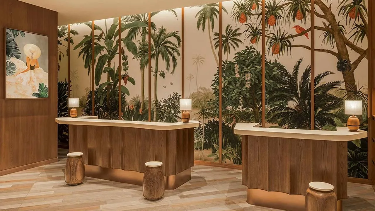 キャノピーbyヒルトン沖縄宮古島リゾートの南国風の植物の壁画が描かれたレセプション・チェックインカウンター