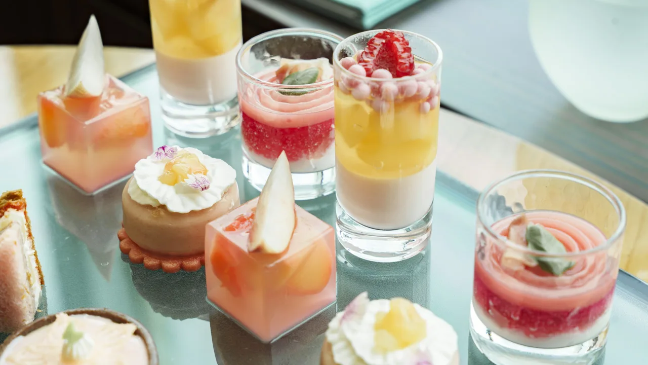 桃のガスパチョ風と桃のスイーツが並ぶヴェリーヌ