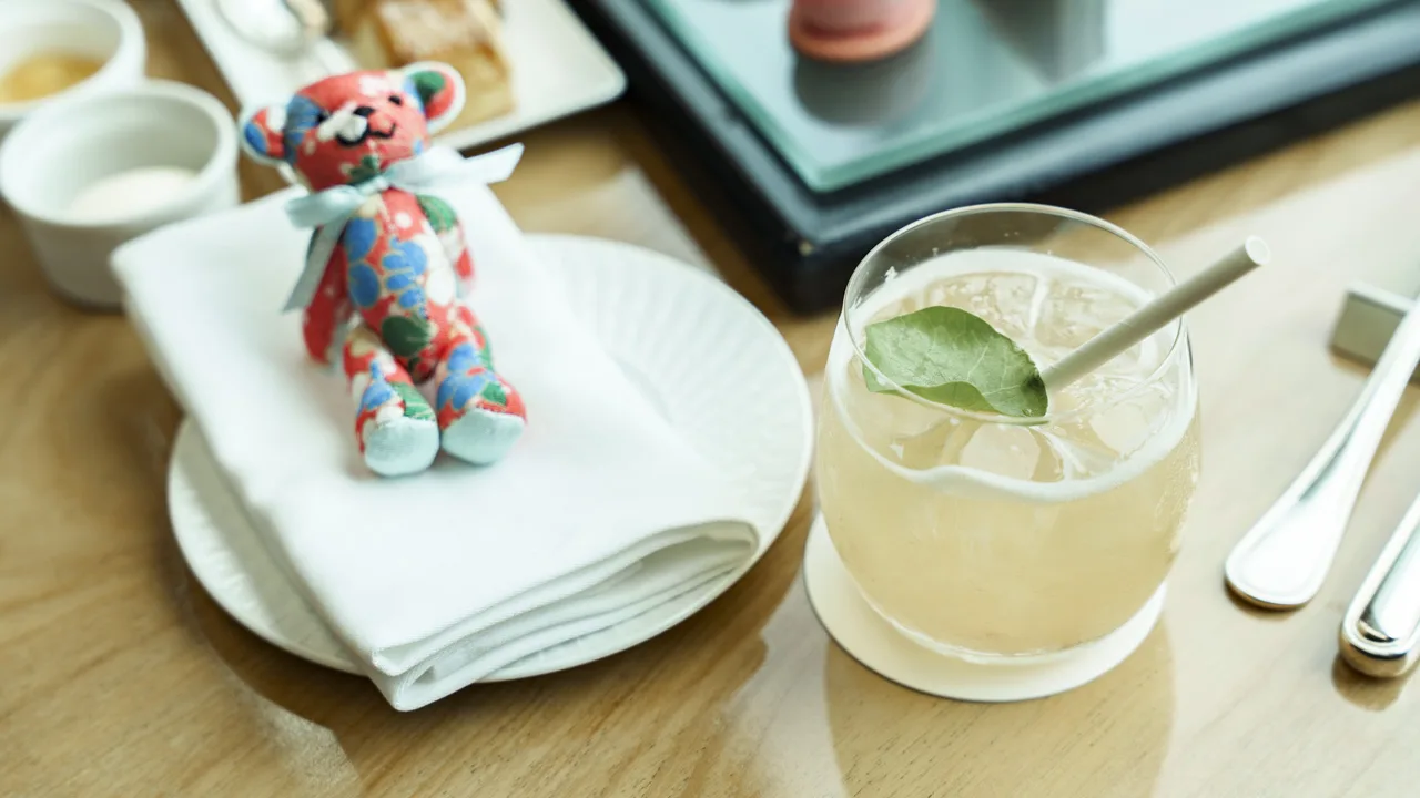 ミントを添えたフレッシュピーチウーロン茶とコンラッドベア