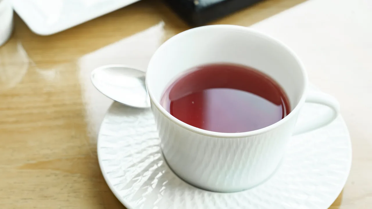 深い紅色のノンカフェインティー、ソフトピーチ