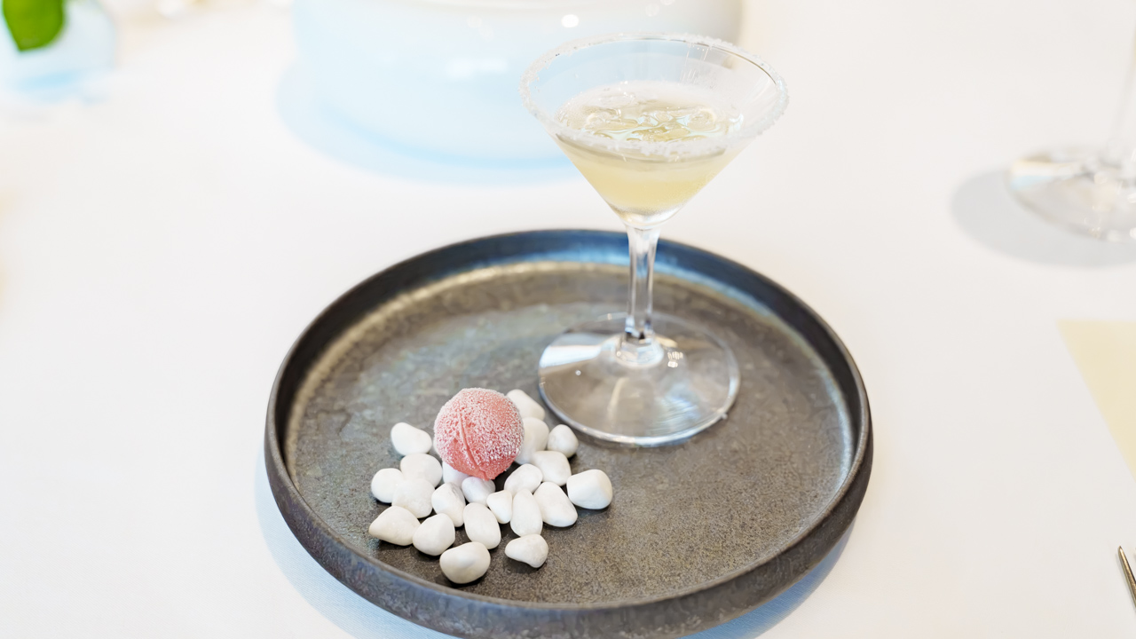 ドライアイスで冷やした赤いひと品と出汁の効いた一杯（シェフからの贈り物／コンラッド東京コラージュ）