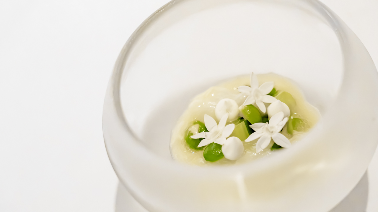 白い花をあしらった冷前菜（シェフからの贈り物／コンラッド東京コラージュ）