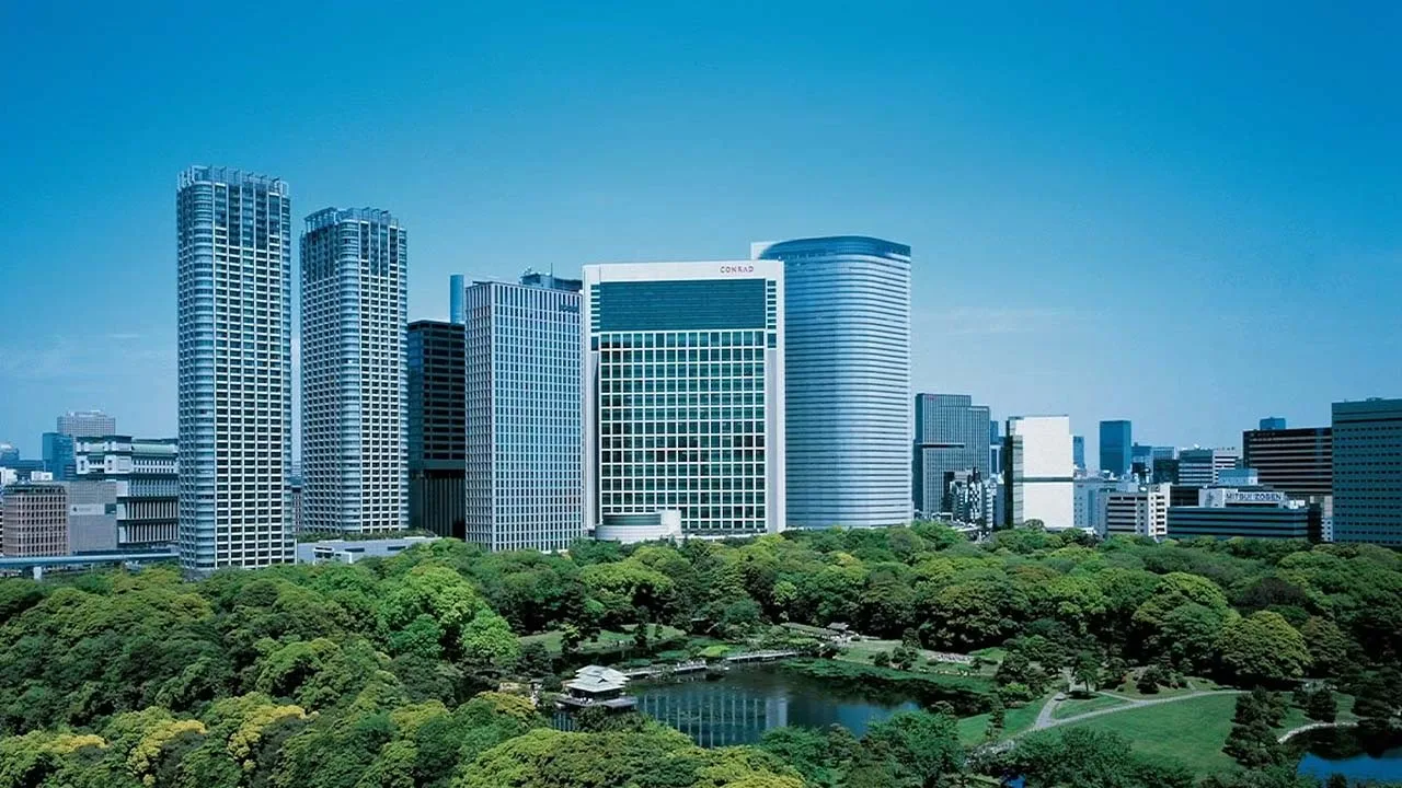 浜離宮恩賜庭園の豊かな緑とコンラッド東京の外観
