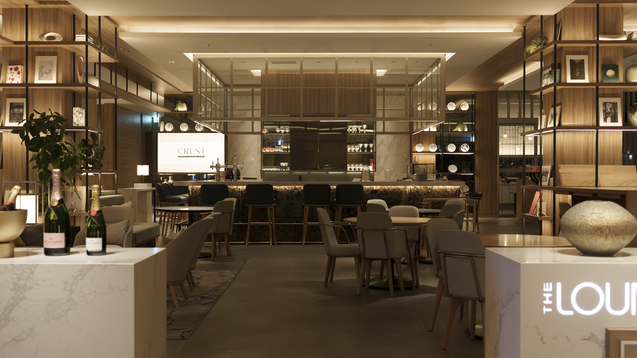 夜の間接照明が美しいTHE LOUNGEのバーカウンター