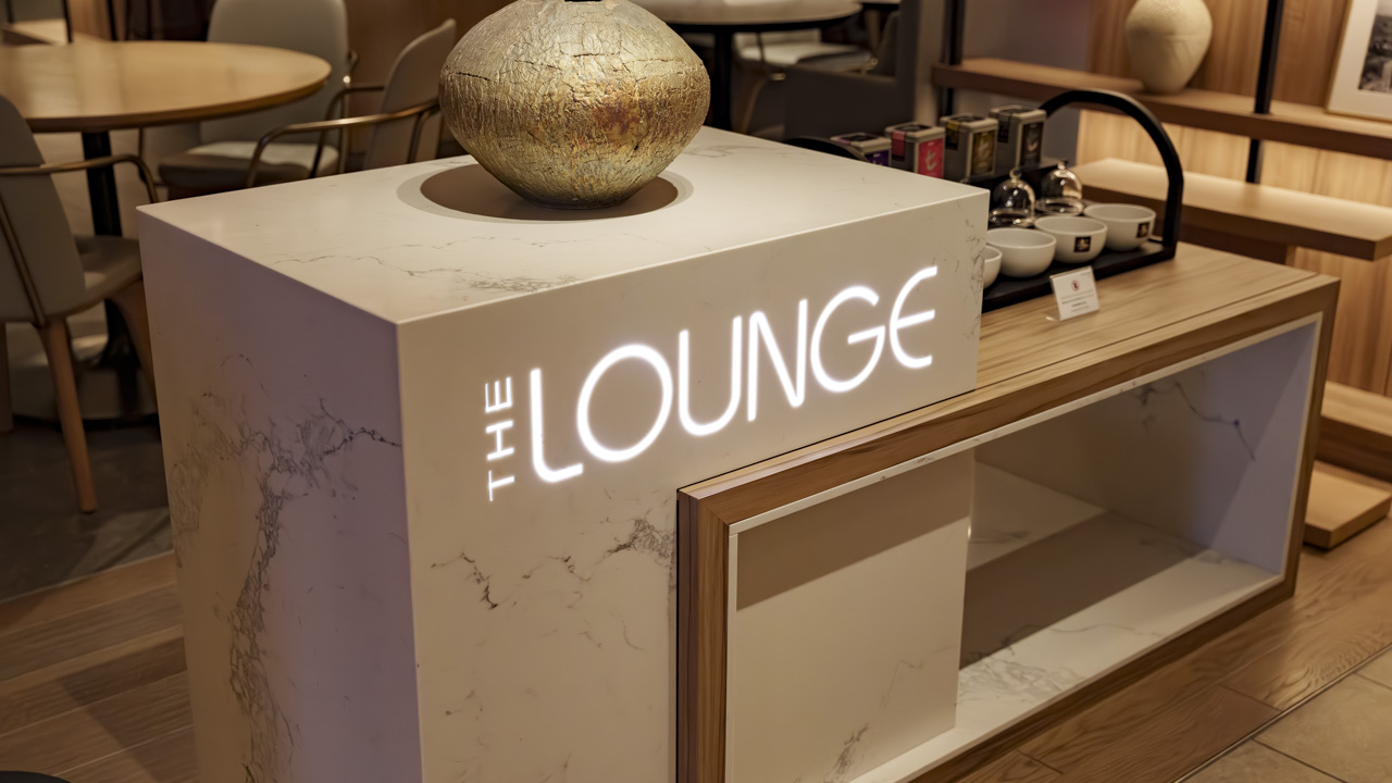 大理石調のカウンターに灯る「THE LOUNGE」のサイン