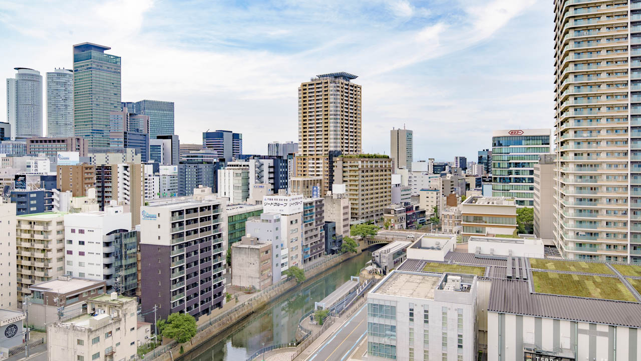 窓から見下ろす名古屋城へと続く堀川の景色