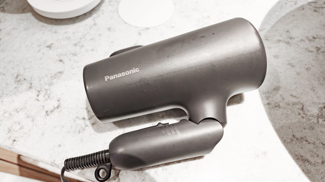洗面台に用意されたPanasonic製のドライヤー