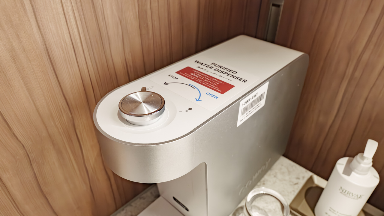 洗面台横に備え付けられた浄水器(ウォーターディスペンサー)