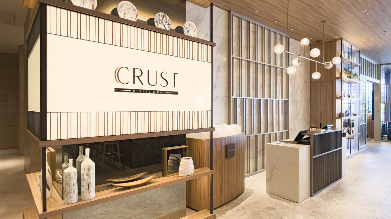 1階のダイニング＆バー「CRUST」のエントランス