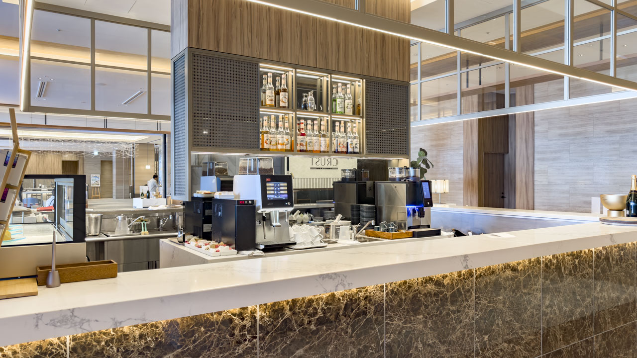 バリスタマシンとティーセレクションが揃うコーヒーカウンター