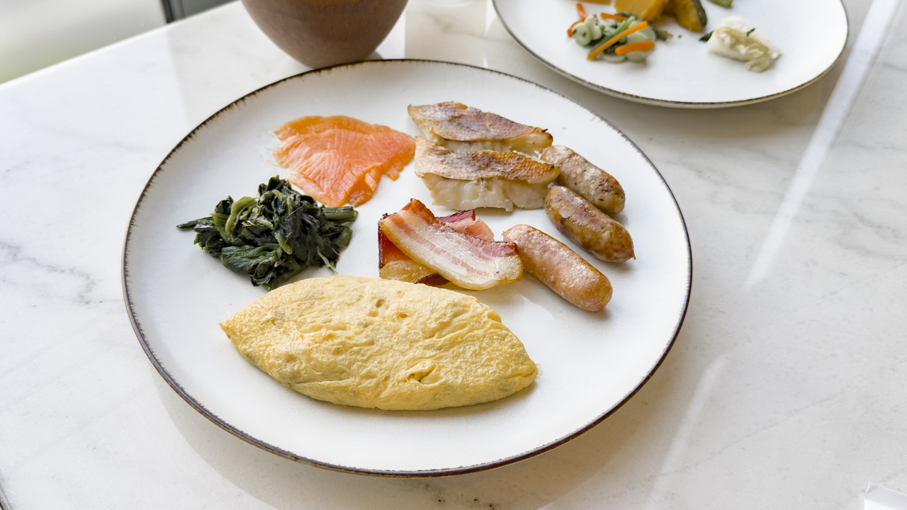 名古屋コーチン入り和風オムレツを中心に盛り付けた朝食プレート