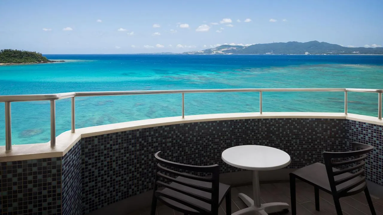 視界いっぱいに広がる青い海と空をプライベートな空間から独り占めできるコートヤード・バイ・マリオット沖縄リゾートの客室バルコニー