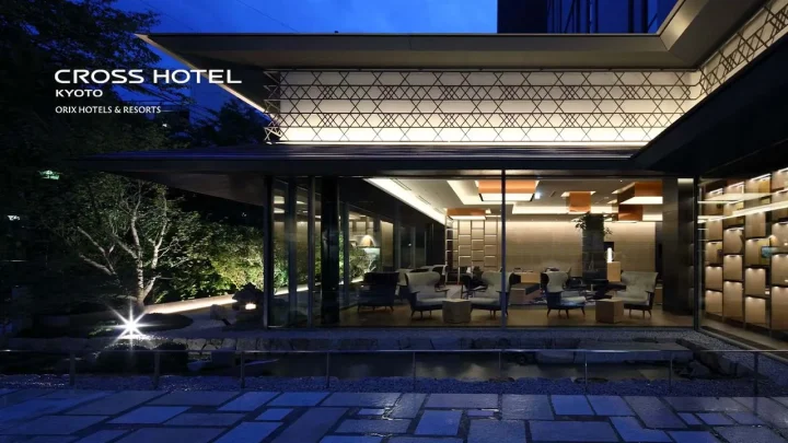 クロスホテル京都｜河原町三条の角、龍馬通に面した301室。木と和紙の客室と、KIHARU Brasserieの朝で始める街歩きの拠点