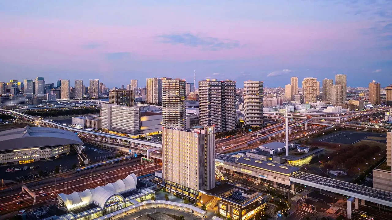 ダブルツリーbyヒルトン東京有明の外観と美しい夕景の街並み