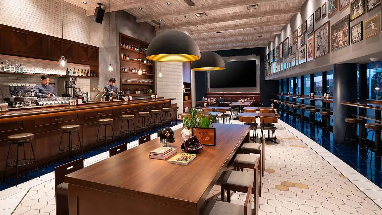 ダブルツリーbyヒルトン東京有明のスタイリッシュなバーラウンジ「Brew 33」の店内風景