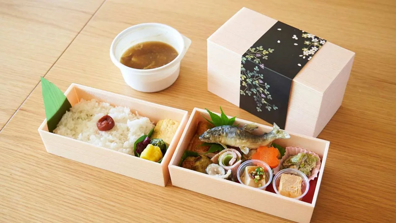 鮎の塩焼きなど地元の恵みがたっぷり詰まった彩り豊かなお弁当。フェアフィールド・バイ・マリオット・岐阜郡上での滞在中に味わいたい、心も満たされる特別なランチタイム。