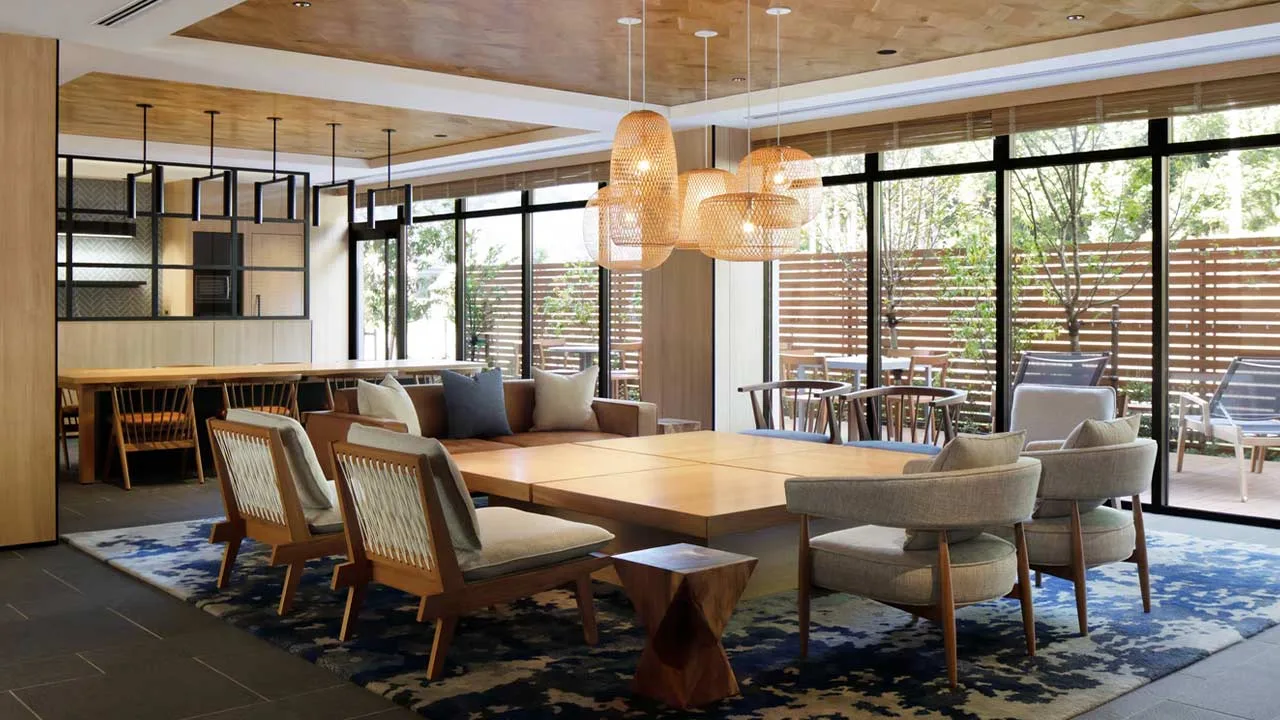 陽の光が優しく差し込むフェアフィールド・バイ・マリオット・岐阜郡上の開放的なロビー。洗練されたインテリアに囲まれて、心穏やかに旅の計画を立てる居心地の良い空間。