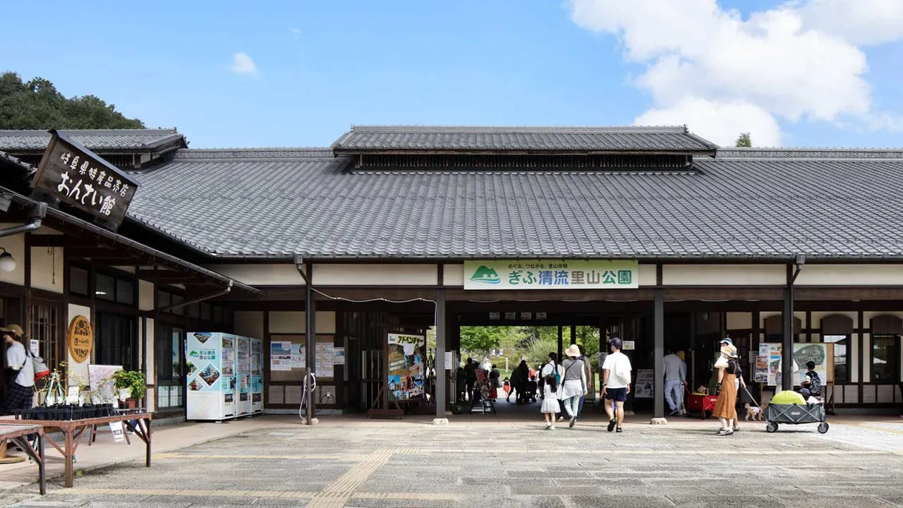 フェアフィールド・バイ・マリオット・岐阜清流里山公園のすぐ隣、のどかな自然と触れ合えるぎふ清流里山公園の賑わうエントランス