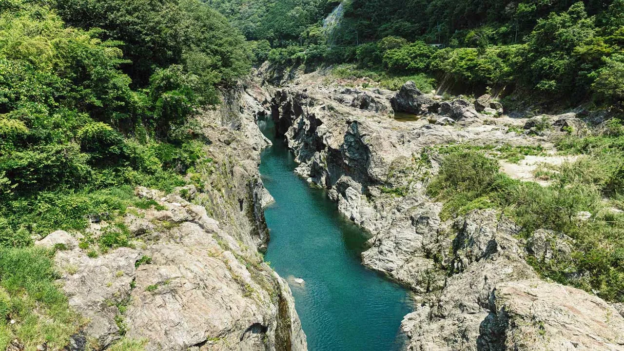 フェアフィールド・バイ・マリオット・岐阜清流里山公園の周辺に広がる、思わず深呼吸したくなるようなエメラルドグリーンの美しい渓谷