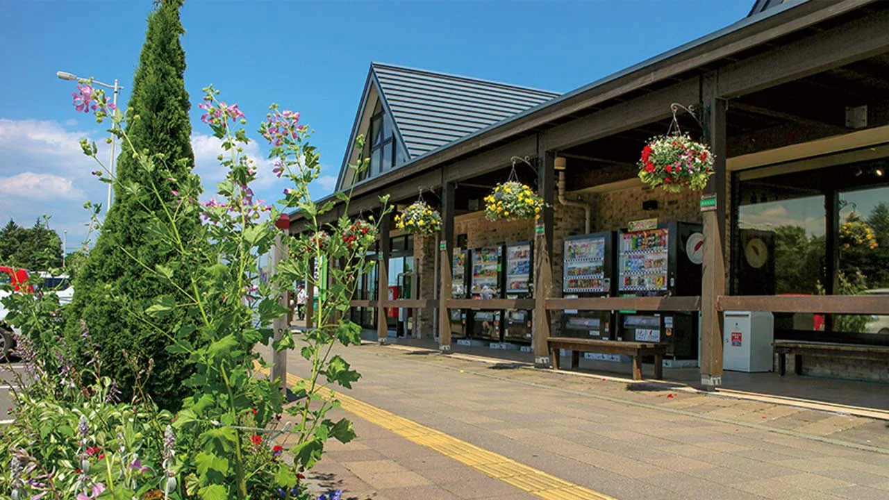 季節の花々が咲き誇るフェアフィールド・バイ・マリオット・北海道えにわ周辺ののどかな風景。青空の下、北海道の自然を感じながらのんびりとお散歩したくなります。