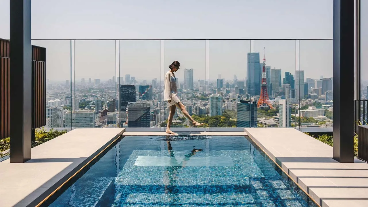 フェアモント東京の天空プールサイド。東京タワーを望む絶景の中で水面に触れ、非日常に心ときめく優雅な休日。