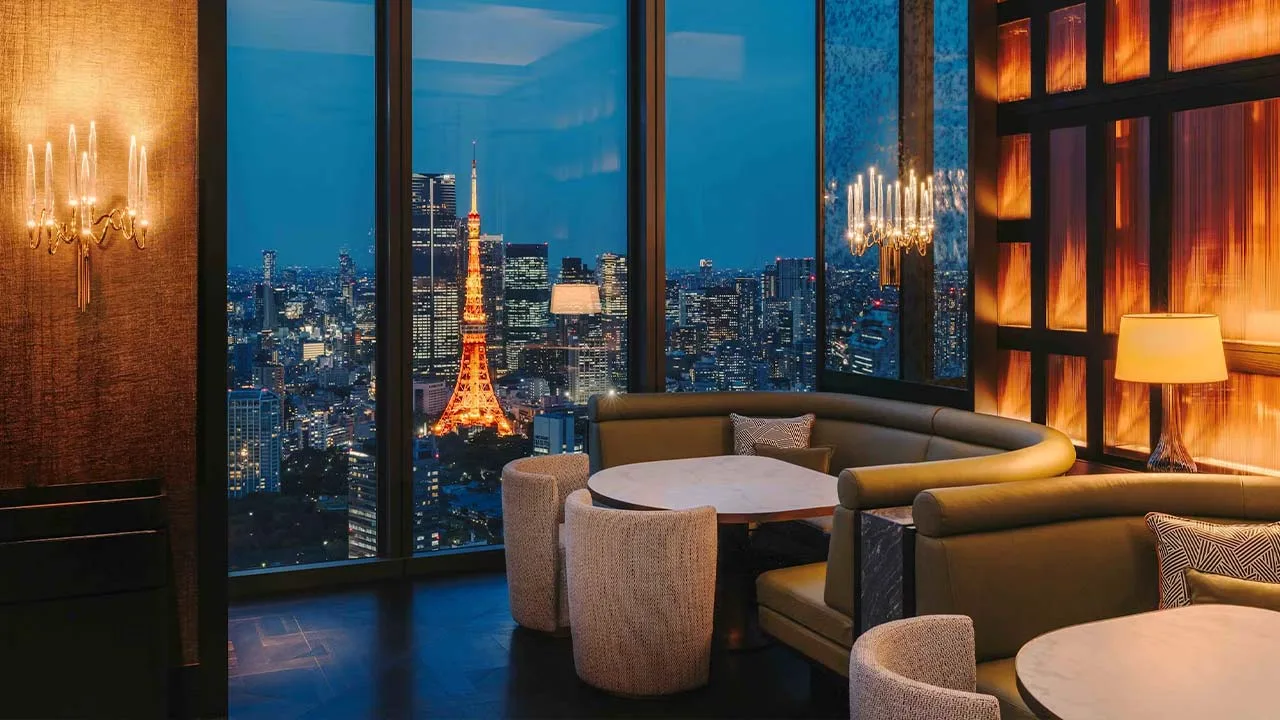 フェアモント東京の洗練されたラウンジバー。窓一面に広がる東京タワーの夜景を独占しながら、大人のプライベート時間を満喫。