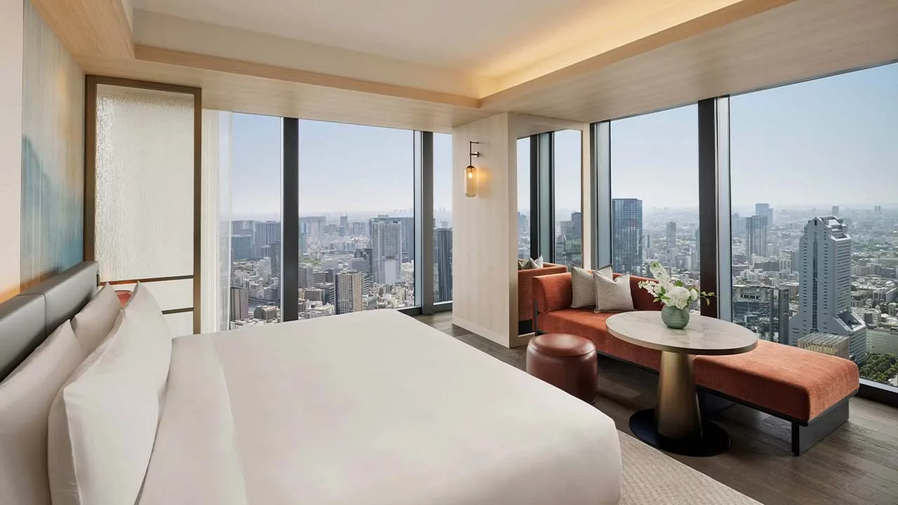 フェアモント東京のモダンでエレガントなベッドルーム。高層階からの東京の街並みを眺めながら、心からリラックスできる寛ぎのひととき。