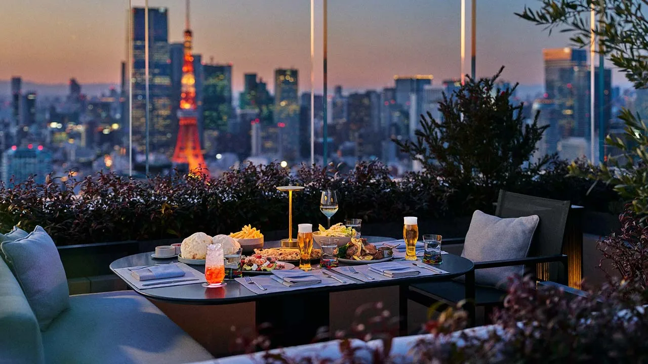 フェアモント東京のテラス席から眺めるトワイライトの東京タワー。夕暮れの空と美しい夜景を独占しながら楽しむ、至福のディナー。