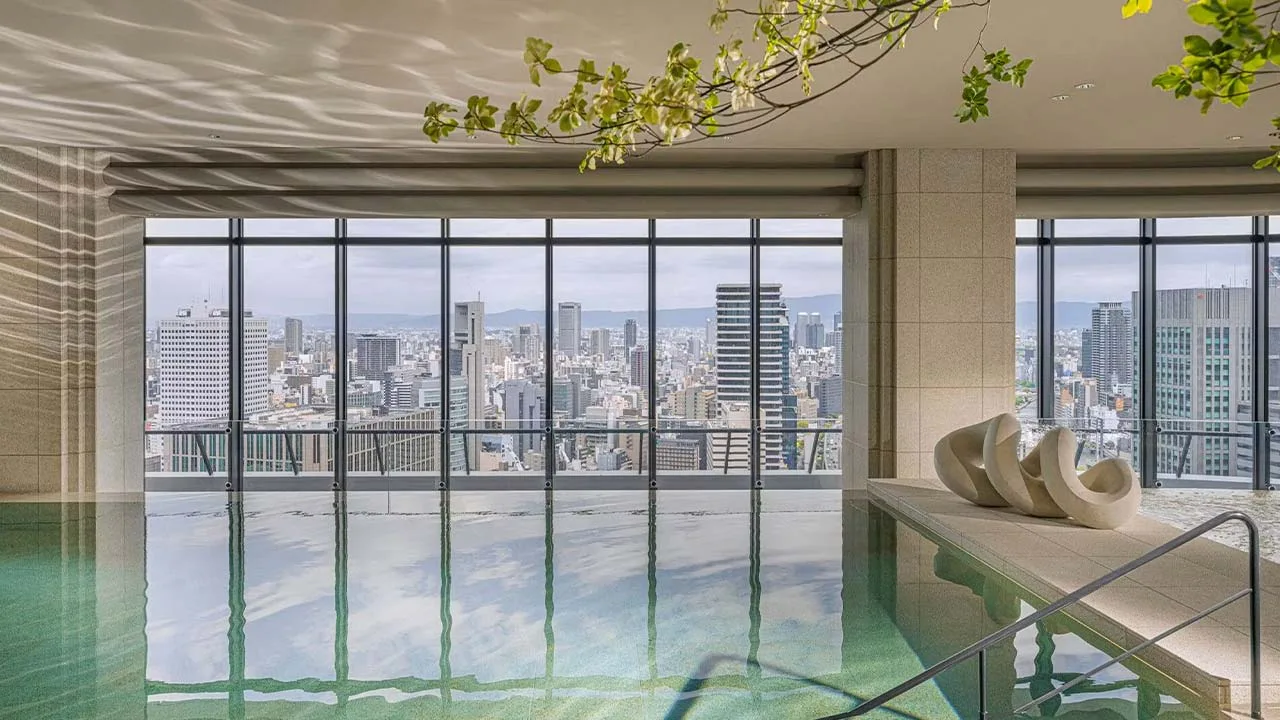 都会のオアシスのように水面と空が溶け合う、フォーシーズンズホテル大阪のフォトジェニックでラグジュアリーな屋内プール