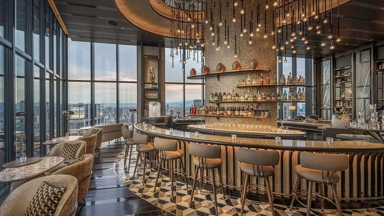 煌めく夜景と宝石のような照明にうっとりしながら大人の時間を楽しむ、フォーシーズンズホテル大阪のスタイリッシュなバー