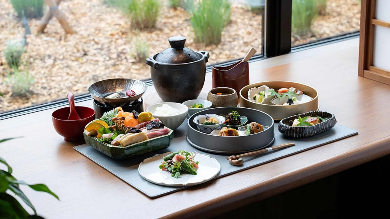 柔らかな朝陽を感じながらいただくふふ 軽井沢 陽光の風の彩り豊かな朝食。少しずつ色々な味を楽しめる心和む和食膳