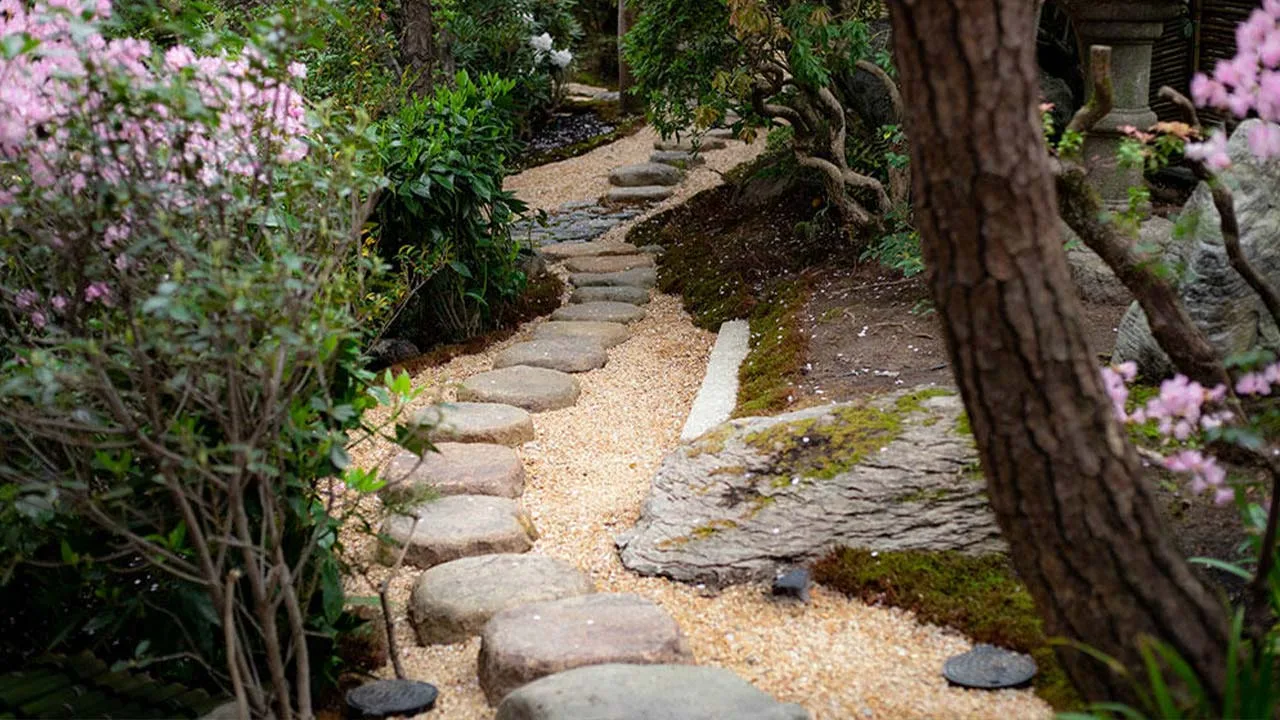 鮮やかな花と緑が美しく彩るふふ 京都の庭園、飛び石を辿りながら自然の息吹に癒やされる静かなお散歩道