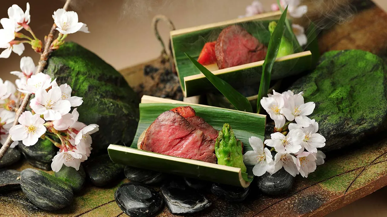 満開の桜が添えられたふふ 京都の美しすぎるお料理、竹の器で提供されるお肉の香ばしさに五感が刺激される感動のディナータイム
